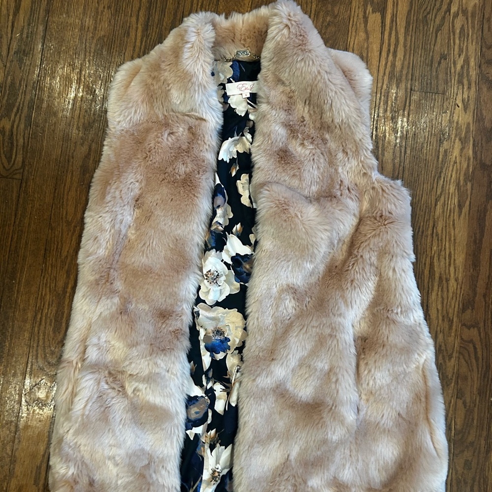 Eliza J Faux Fur Vest in Blush and Floral
